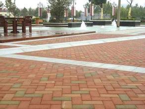 人行道使用混凝土取代彩磚，進(jìn)步還是倒退？